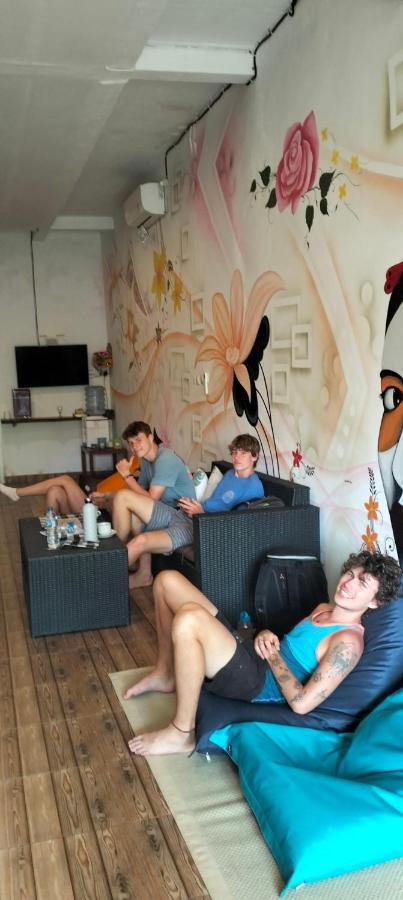 Tara Hostel Batununggul Esterno foto